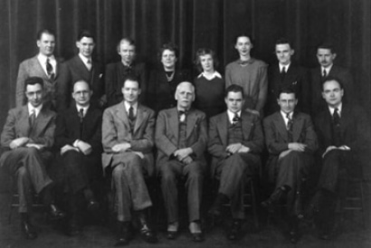 Figure 4. A special meeting on electron microscopy held at the University of Toronto in 1947 (the 1947 EMSA meeting was in Philadelphia). Front row, left to right: Lorne Newman, Chester Calbick, Cecil Hall, E.F. Burton, James Hillier, William Ladd, and John Watson. Back row: Tomas McLaughlin, Frank Boswell, Beatrice Deacon, Alice Grey, Mary Ferguson, unidentified, R.S. Senett, Glenn Ellis.